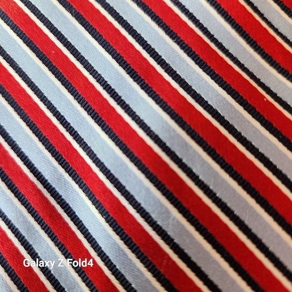 IZOD Stripe Tie Navy Blue & Red 100% Silk Men's Necktie - Picture 2 of 6